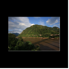 Le pont de Nong Khiaw traversant la Nam Ou