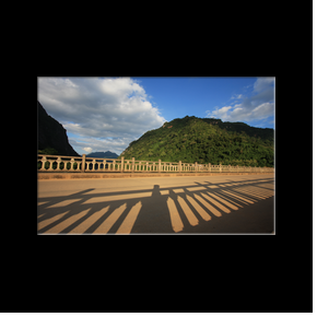 Le pont de Nong Khiaw traversant la Nam Ou