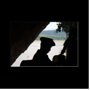 Fidle bouddhiste dans les grottes de Pak Ou