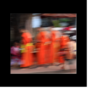 L'offrande matinale aux moines et novices dans les rues de Luang Prabang