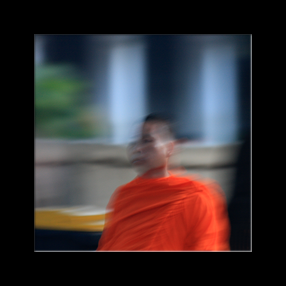 L'offrande matinale aux moines et novices dans les rues de Luang Prabang
