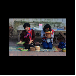 Fidles lors de l'offrande matinale  LUang Prabang