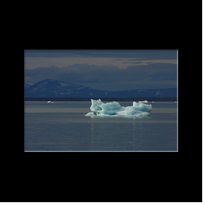 De gigantesques sracs seffondrent des glaciers dans la mer sous des grondements sourds...