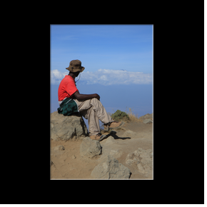 Notre Rangers contemplant le Kilimanjaro