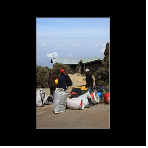 Nos porteurs  Saddle Hut (3570m)