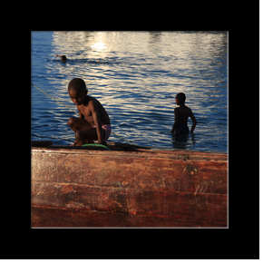 Jeux d'enfants sur la plage  Stone Town
