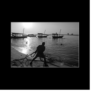 Amarrage d'un bateau sur la plage  Stone Town