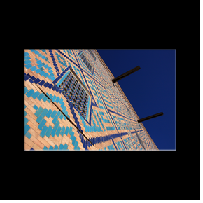 Le Registan est un ensemble de trois medersa lgrement penches couvertes de majoliques et de mozaques bleu azur