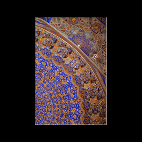 Sur son plafond plat couvert de feuilles d'or, des motifs fusels donnent l'impression d'un dme