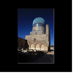 Au nord-est du Registan, l'norme mosque Bibi Khanoum fut acheve peu de temps avant la mort de Timur