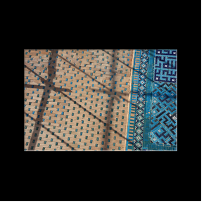 Les faades des portails des mausoles sont gnralement richement dcores : cramiques mailles et sculptes, briques mailles, inscriptions calligraphiques en arabe et en persan, dessins floraux et gomtriques